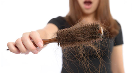 Tư vấn nhanh: Chân tóc yếu dễ rụng phải làm sao?