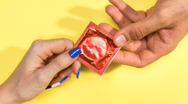 Đeo bao cao su có bị HIV không: Giải đáp chi tiết