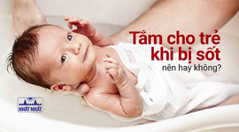 Tắm cho trẻ khi bị sốt: nên hay không?