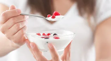 Đau bụng kinh có nên ăn sữa chua? Lợi ích của sữa chua với phụ nữ