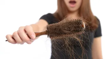 Tư vấn nhanh: Chân tóc yếu dễ rụng phải làm sao?