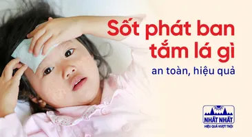 Trẻ sốt phát ban tắm lá gì an toàn, hiệu quả?