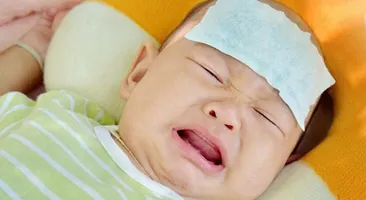 Trẻ bị sốt khi mọc răng: Những điều bố mẹ cần biết