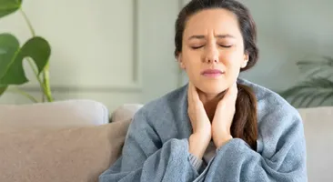 Giải đáp nhanh thắc mắc: Ho rát họng phải làm sao?