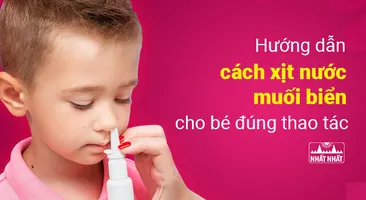 Hướng dẫn cách xịt nước muối biển cho bé đúng thao tác