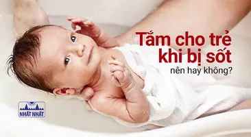 Tắm cho trẻ khi bị sốt: nên hay không?