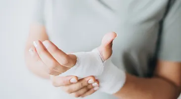 Hướng dẫn rửa và sơ cứu vết thương hở đúng cách