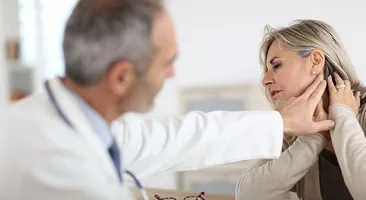 Cảnh báo biến chứng viêm họng gây ù tai mà nhiều người lơ là!