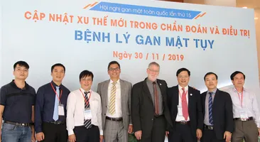 Nhất Nhất tặng quà cho các đại biểu tham dự Hội nghị Gan Mật toàn quốc