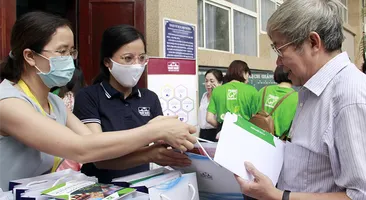 Nhất Nhất tặng quà cho các bác sĩ, chuyên gia tham dự Mít tinh kỷ niệm ngày Viêm gan Thế giới