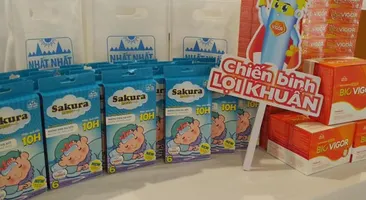 Nhất Nhất tặng quà cho khách mời tham dự Hội thảo của Bệnh viện Phương Đông