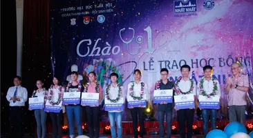 NHẤT NHẤT TRAO HỌC BỔNG THỦ KHOA TẠI TRƯỜNG ĐẠI HỌC Y HÀ NỘI NĂM HỌC 2016 - 2017