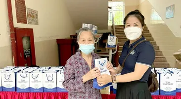 Nhất Nhất trao quà kỷ niệm ngày Thương binh Liệt sỹ