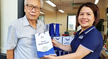 Nhất Nhất trao quà cho người có công kỷ niệm ngày Thương binh Liệt sỹ