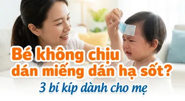 Bé không chịu dán miếng dán hạ sốt? 3 bí kíp dành cho mẹ