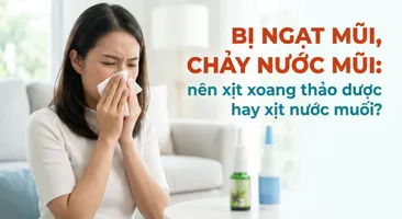 Bị ngạt mũi, chảy nước mũi: nên xịt xoang thảo dược hay xịt nước muối?