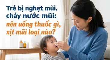 Trẻ bị nghẹt mũi, chảy nước mũi: nên uống thuốc gì, xịt mũi loại nào?