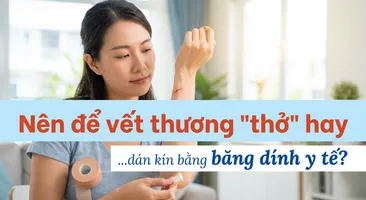 Nên để vết thương "thở" hay dán kín bằng băng dính y tế?