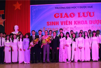 Nhất Nhất tặng 15 học bổng cho sinh viên Đại Học Y Dược Huế