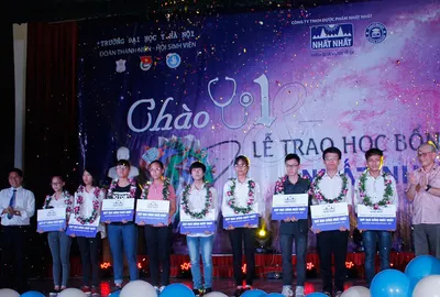 Thủ khoa Đại học Y Hà Nội nhận học bổng từ Nhất Nhất