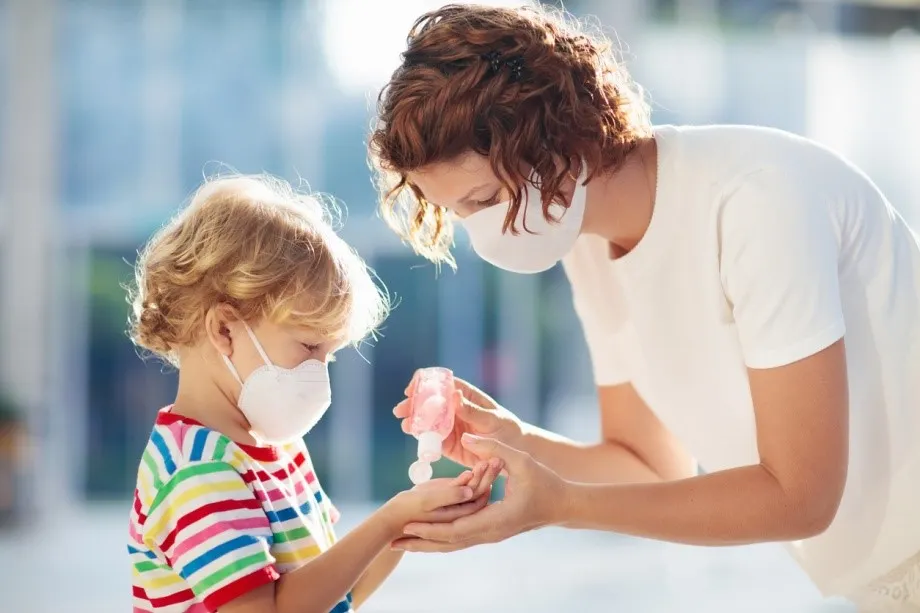 Sử dụng khẩu trang thường xuyên chính là một cách bảo vệ cơ thể trước sự tấn công của những loại virus.