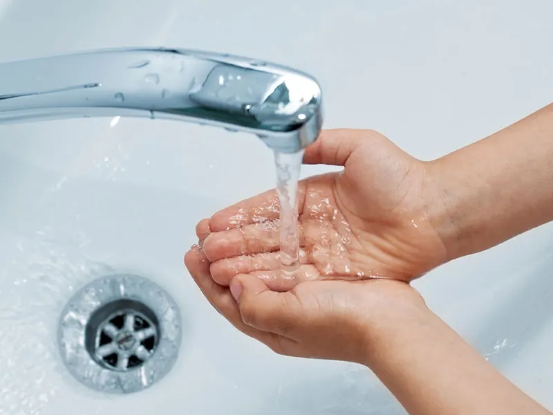 rửa vết bỏng bằng gì