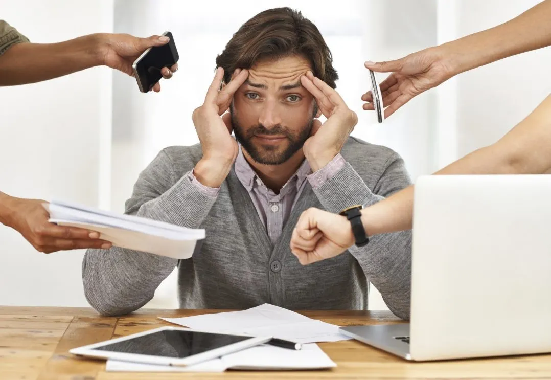 Đau đầu mệt mỏi do căng thẳng thường gặp ở người trẻ tuổi